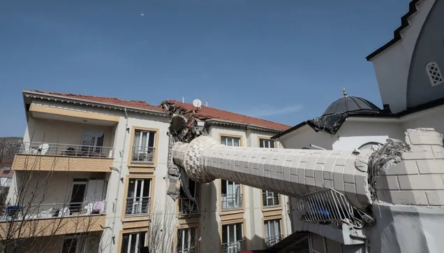 Adıyaman'da minare binayı ikiye böldü