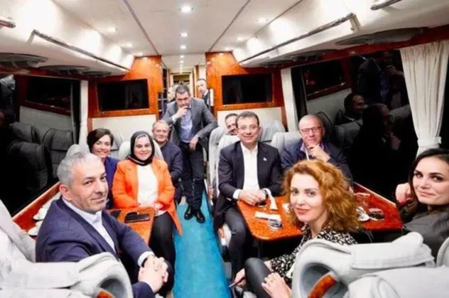 CHP'de İmamoğlu operasyonu! Gençlik Kolları Yöneticisi, İmamoğlu'nun 'Nagehan Alçı' fotoğrafını eleştirdiği için partiden şutlandı