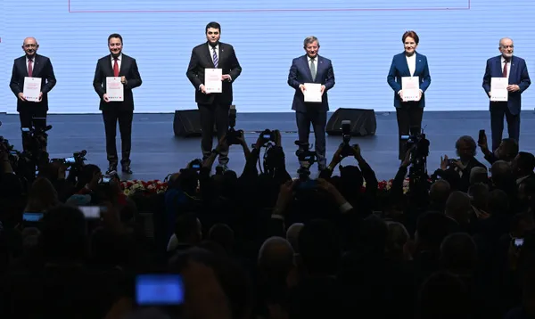 6li-masanin-kucuk-ortagi-seviyeyi-magmaya-indirdi-gultekin-uysaldan-umit-ozdaga-agir-hakaret-tecavuze-ugramis-1675234325010.jpg 6'lı masanın küçük ortağı seviyeyi magmaya indirdi! Gültekin Uysal'dan Ümit Özdağ'a ağır hakaret: Tecavüze uğramış çocuk...-2