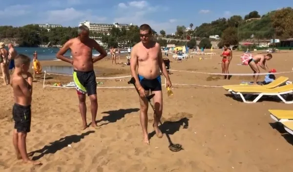 rus-turistler-alanyanin-tasindan-topragindan-faydalaniyor-sahilde-dedektorle-para-ve-ziynet-esyasi-aradilar-1633346802209.jpg Rus turistler Alanya'nın taşından toprağından faydalanıyor! Sahilde dedektörle para ve ziynet eşyası aradılar-6