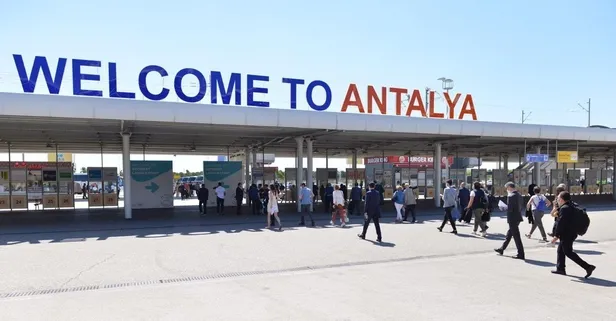 Antalya'da son 5 yılın rekoru! Bir günde 100 bin yabancı ziyaretçi