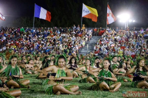 Fransa Cumhurbaşkanı Emmanuel Macron'un Fransız Polinezyası'nda ilginç anları! Boynuna çiçekleri doladılar - 19