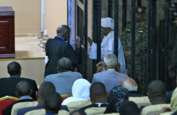 Sudan'ın devrik lideri Beşir hakim karşısında-3