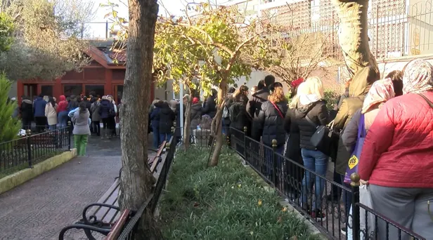 İstanbul'da 'Ayın Biri' kuyruğu! Metrelerce uzadı-3