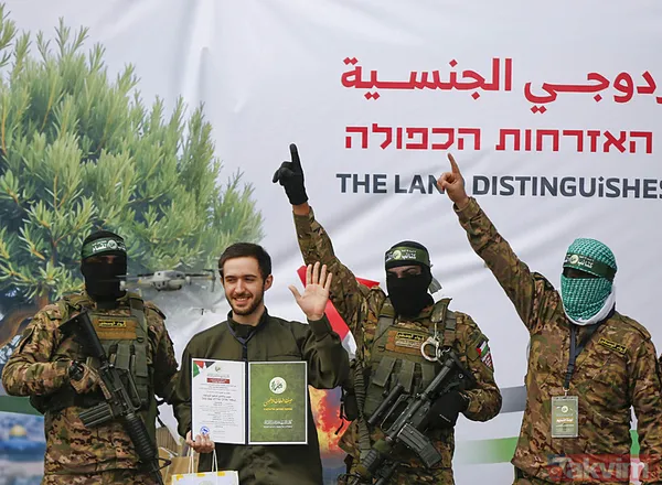 Gazze’de rehine takasına damga vuran an! İsrailli esir Kassam savaşçısını alnından öptü - 6