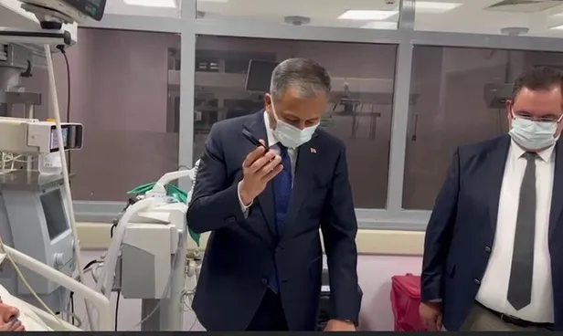 baskan-erdogan-hain-saldirida-yaralanan-polislerden-alim-reis-demirel-ile-telefonda-gorustu-ahiniz-yerde-kalma-1696343766691.jpeg Başkan Erdoğan hain saldırıda yaralanan polislerden Alim Reis Demirel ile telefonda görüştü: "Ahınız yerde kalmadı, inşallah kalmayacak"-4