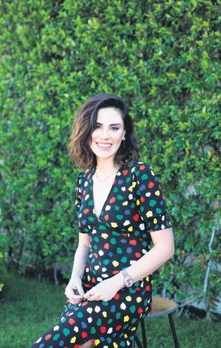 Güzel oyuncular Şükran Ovalı ve Demet Özdemir'den alkışlık hareket