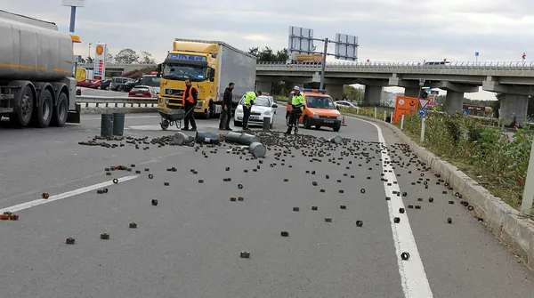 tirdan-yola-sacilan-somunlar-faciaya-davetiye-cikardi-1603288301464.jpg Tırdan yola saçılan somunlar faciaya davetiye çıkardı-3