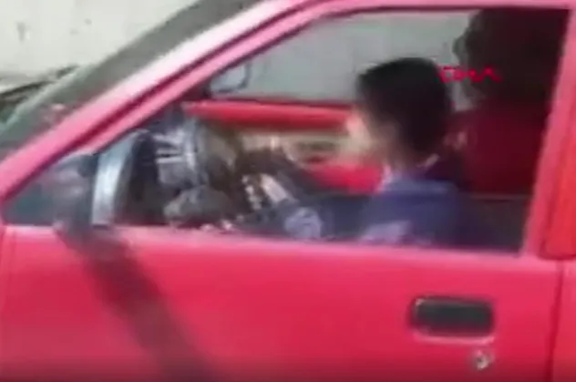 Çocuk sürücü trafikte böyle görüntülendi!