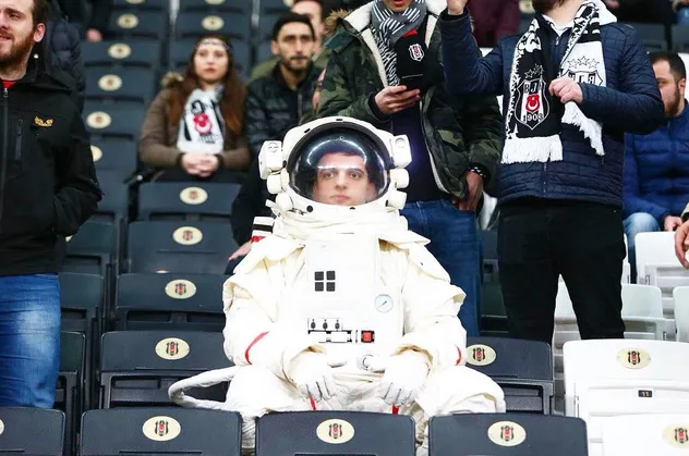 Metrobüs bekleyen astronot Beşiktaş - Bursaspor maçında!