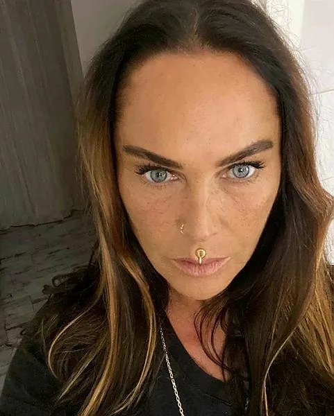 1637779289516.jpeg Hülya Avşar'dan vatandaşa yardım eli! Lüks aracıyla çekicilik yaptı-5