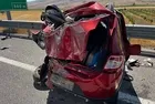 Niğde Otoyolu'nda fezi kaza | Kamyon ile çarpışan otomobil kağıt gibi ezildi: Ölü ve yaralı var