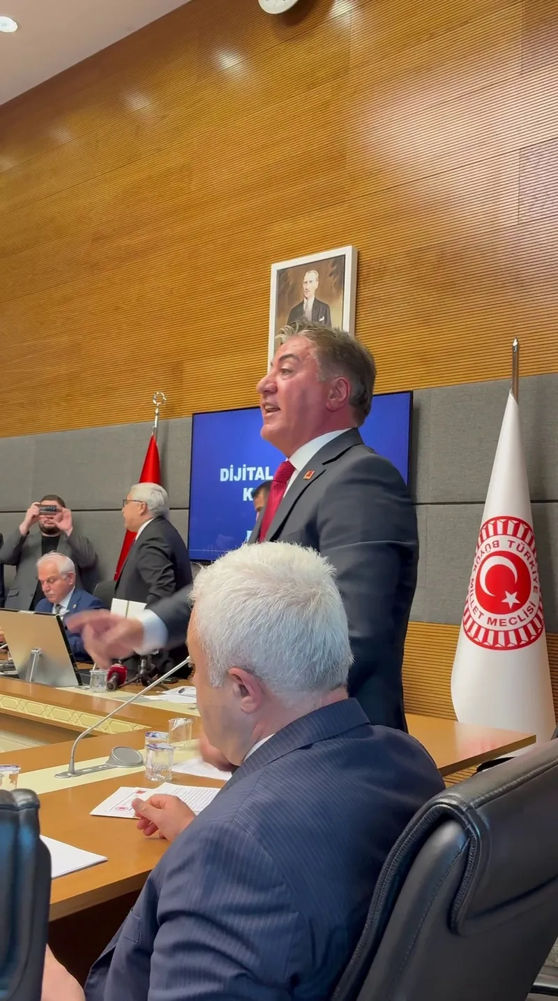 chpden-dijital-mecralar-komisyonunda-korsan-eylem-imamoglu-bahanesiyle-masalarda-tepindiler-googlea-turkiyeyi-1746701553403.jpeg CHP'den dijital komisyonda korsan eylem! İmamoğlu bahanesiyle masada tepindiler: "Dont speak" deyip Google temsilcilerini tehdit ettiler-3