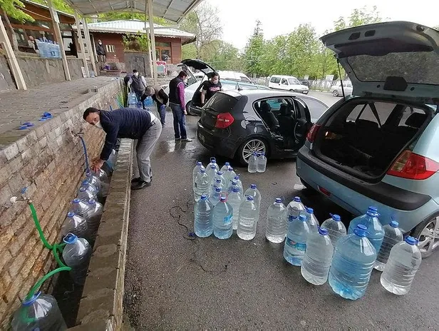 Uludağ’dan gelen kaynak suyu çin kilometrelerce kuyruk oluştu-1