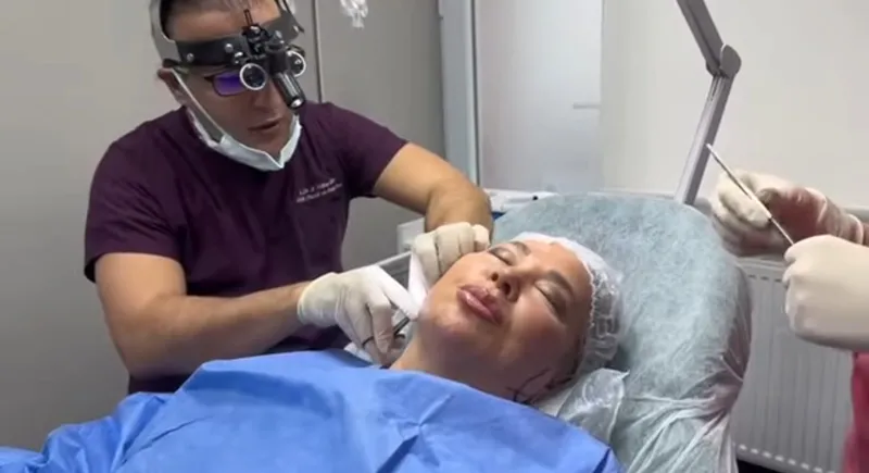 Ünlü sanatçı estetik sonrası kendine hayran kaldı: “İşte yepyeni Safiye Soyman”-5