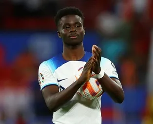 Arsenal'li Saka'dan depremzedelere destek!