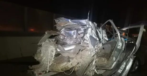 İzmir'de feci kaza! Kamyonet otoyolda duran otomobile çarptı: 1 ölü, 2 yaralı