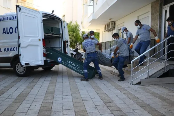 ev-sahibi-kokudan-suphelendi-kiracisi-evinde-olu-bulundu-1658152482194.jpg Ev sahibi kokudan şüphelendi: Kiracısı evinde ölü bulundu-4