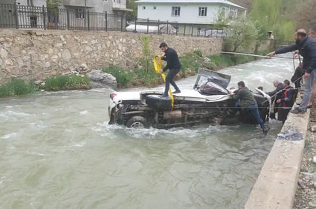 Van'da kontrolden çıkan kamyonet dereye uçtu! 2 ölü, 3 yaralı