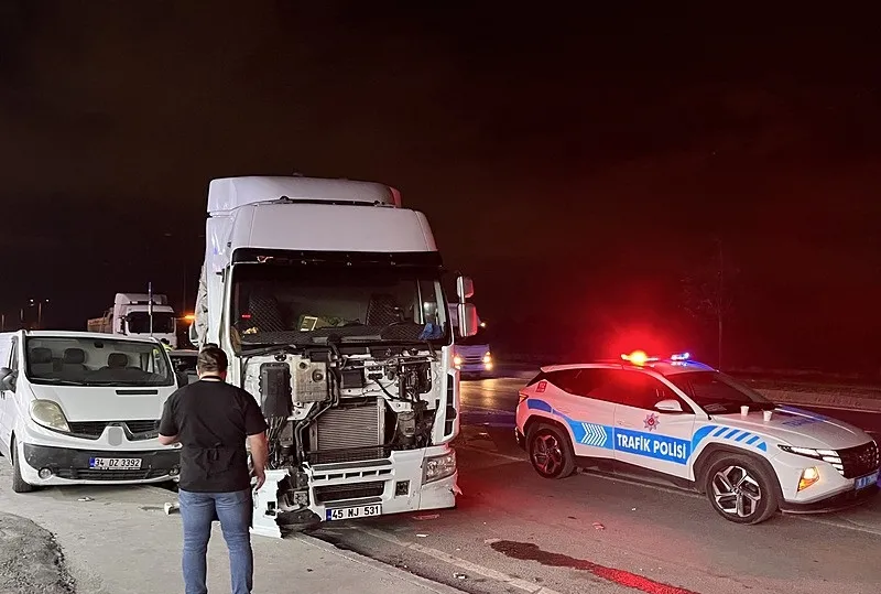 Kontrolden çıkan TIR 4 araca çarptı!
