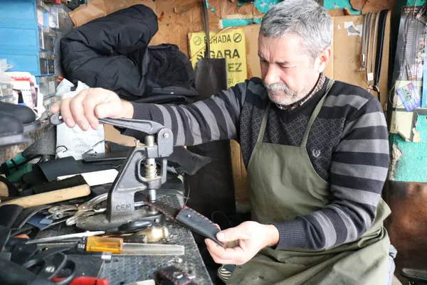 afyonkarahisarin-cay-ilcesinde-29-yildir-ayakkabi-tamiri-ve-kilif-imalati-yapan-husamettin-gungorun-15-metrekarelik-dukkanina-devlet-bile-sasirdi-1607672361450.jpg Afyonkarahisar'ın Çay ilçesinde 29 yıldır ayakkabı tamiri ve kılıf imalatı yapan Hüsamettin Güngör'ün 1,5 metrekarelik dükkanına devlet bile şaşırdı-5