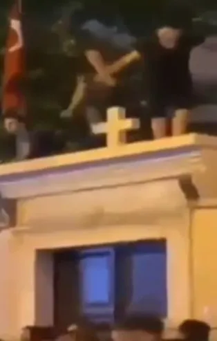 Artık yandaşınız bile isyan ediyor: İçkime karışma müziğime karışma sonuç rezillik! Kadıköy'deki skandalda flaş gelişme