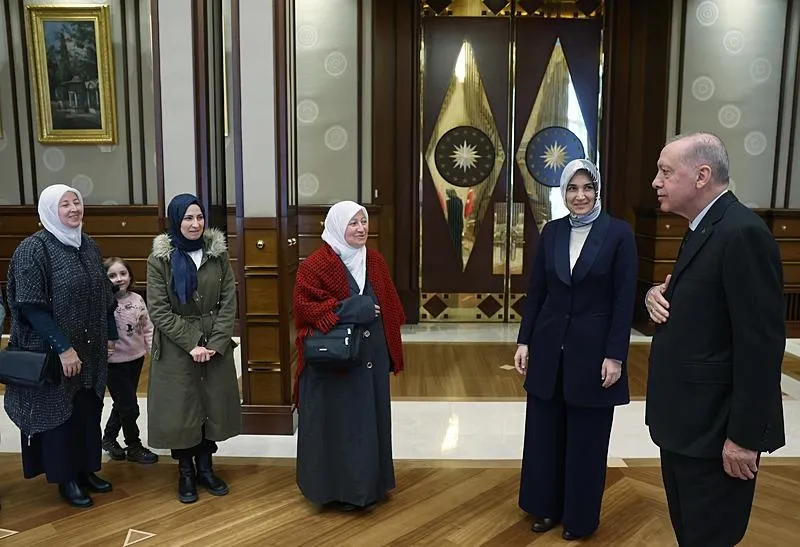 Başkan Erdoğan gönüllü olarak camilerin temizliğini yapan Sultan Bayat ve ailesini kabul etti. (AA)