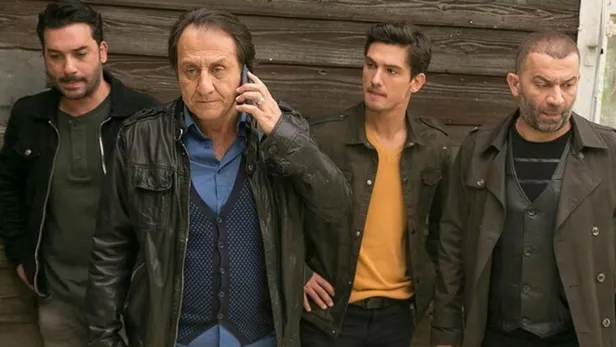 husnu-coban-ve-mesut-komiserin-cenazesinin-kalktigi-arka-sokaklar-dizisiyle-ilgili-flas-karar-5-yeni-oyuncuyla-1660059212219.jpg 5 yeni oyuncuyla yollarına devam edecek! Arka Sokaklar dizisiyle ilgili flaş karar! Hüsnü Çoban ve Mesut Komiser'den sonra...-4