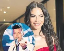 Sıkı takipçisi çıktı: Güzel oyuncu Demet Özdemir’e dünya yıldızı Ricky Martin’den yoğun ilgi!