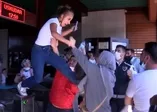 Eminönü'nde ortalık bir anda karıştı: Kadından kadına uçan tekme!