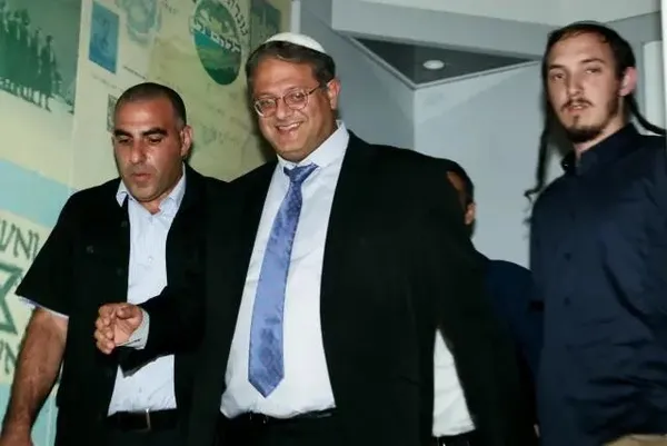 Rezalet görüntüler: İsrailli aşırı sağcı yetkili Chanamel Dorfman, 5 Filistinlinin öldürüldüğü yerde tuvaletini yaptı!-3