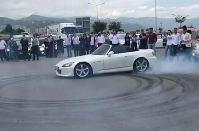 Trabzon’da bir düğün için toplanan lüks otomobilli şahıslar yolu trafiğe kapatarak drift yaptı