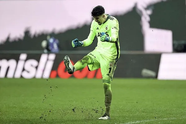 Fenerbahçe'nin kalecisi Altay Bayındır, Beşiktaş derbisinde duvar ördü: 6 net kurtarışa imza attı-4