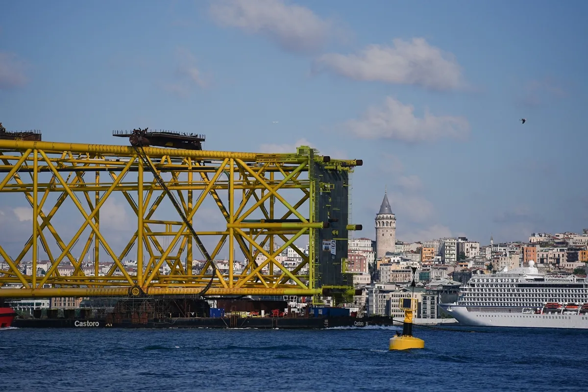 İstanbul'dan 350 metrelik sondaj platformu geçti | Boğaz trafiği geçici olarak durduruldu-3