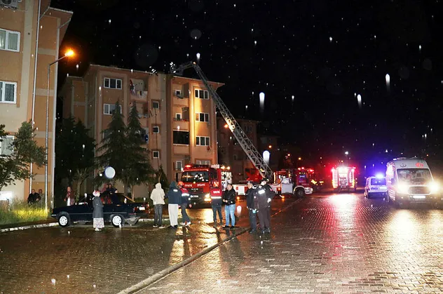 Sakarya'da bir binada şüpheli yangın!