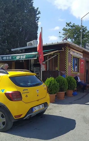 CHP'li İBB 15 yıllık taksi durağını kaldırmaya çalıştı! Skandal ortaya çıktı! Yıllardır CHP'li Bakırköy Belediyesi...