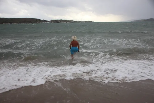 firtinaya-aldirmadi-denize-kostu-1639147359381.jpg Fırtınaya aldırmadı denize koştu-2