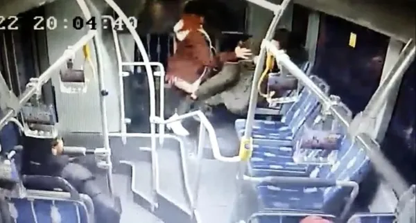 metrobuste-taciz-iddiasi-garip-sesler-cikarmaya-basladi-genc-kadin-arka-arkaya-tekmeleri-savurdu-1658823646512.jpg Metrobüste taciz iddiası: Garip sesler çıkarmaya başladı! Genç kadın arka arkaya tekmeleri savurdu-4