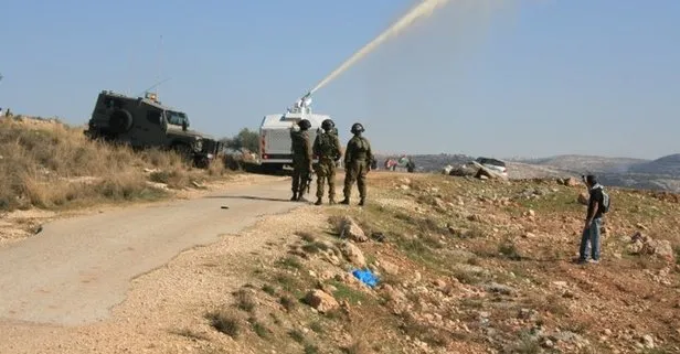 İsrail askerleri, Batı Şeria’daki siyonist ilhak planını protesto eden Filistinli göstericilere ses bombası ve kanalizasyon suyuyla saldırdı
