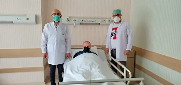 3-kisi-yarim-saatte-sayabildi-safra-kesesinden-5-bin-58-adet-tas-cikarildi-1622284724739.jpg 3 kişi yarım saatte sayabildi! Safra kesesinden 5 bin 58 adet taş çıkarıldı-3