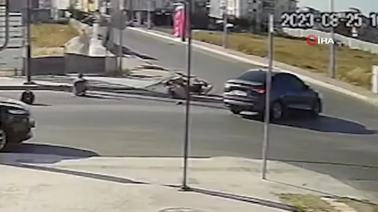 Motosiklet dönüş yapan otomobile çarptı!