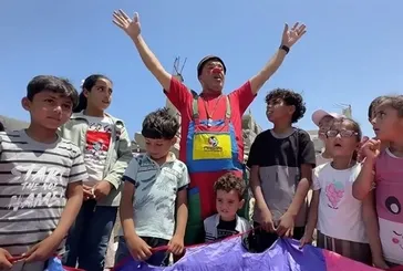 Filistinli animatör Gazze’nin yaralı çocuklarına tebessüm oldu