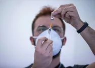 Alkol ve sigara kullananlar dikkat! Koronavirüs aşısının etkisini azaltıyor!