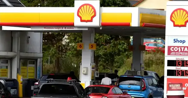 İngiltere'de benzin istasyonları önünde uzun kuyruklar oluştu