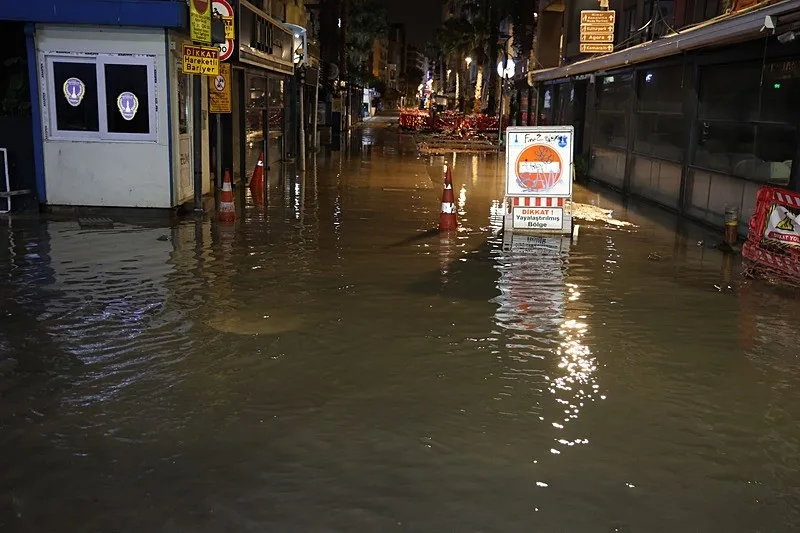 CHP yönetimindeki İzmir'de sağanak yağış sonrası yollar göle döndü-3