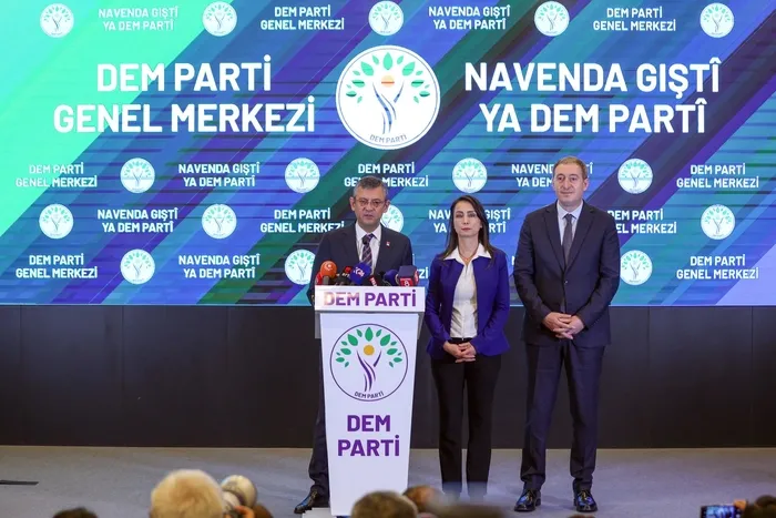 ozgur-ozel-pazarlik-pesinde-kim-ne-istiyor-hdpdem-ziyaretinde-es-baskansin-mesaji-1702477004301.jpeg Özgür Özel pazarlık peşinde: Kim ne istiyor? HDP/DEM ziyaretinde "Eş başkansın" mesajı!-9