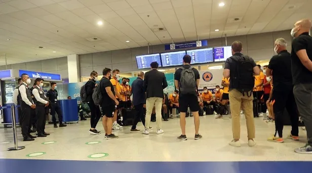 galatasaray-teknik-direktoru-fatih-terim-yunanistanda-yasanan-skandali-anlatti-1626127171140.jpeg Galatasaray Teknik Direktörü Fatih Terim Yunanistan'da yaşanan skandalı anlattı!-5