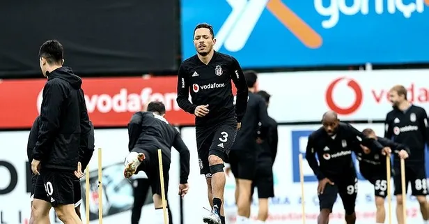 Adriano en az 3 maç oynamayacak