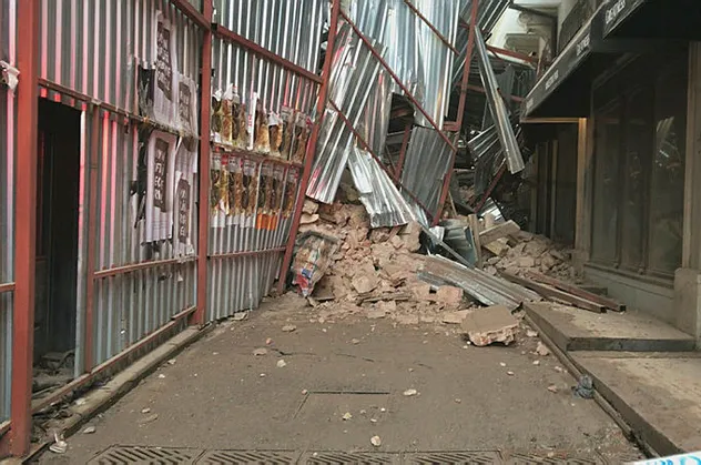 Son dakika: Beyoğlu'nda bina çöktü!
