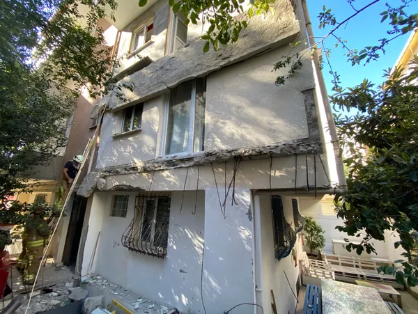 istanbulda-korku-dolu-anlar-kadikoyde-5-katli-binada-iki-dairenin-balkonu-gurultuyle-coktu-1632666028041.jpg İstanbul'da korku dolu anlar! Kadıköy'de 5 katlı binada iki dairenin balkonu gürültüyle çöktü-2